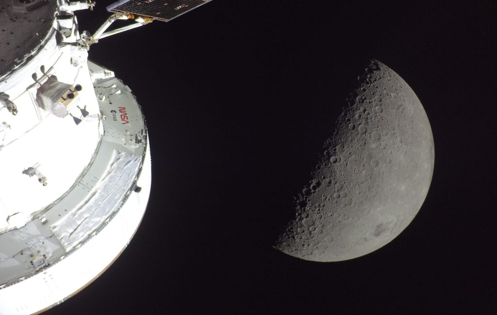 FD06_Lunar-Flyby-and-Eclipse