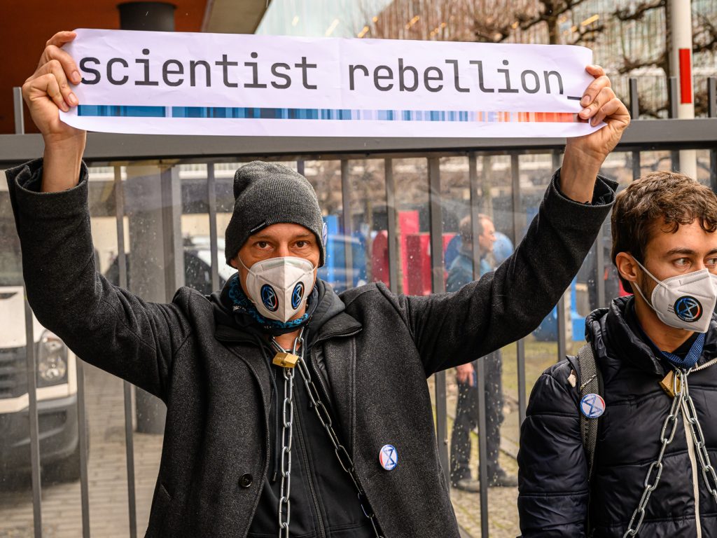 Wolfgang Metzeler-Kick, Ingenieur für technischen Umweltschutz, und Friedrich Gräber  von Scientist Rebellion blockieren das Ministerium für Wirtschaft und Klimaschutz. Hannoversche Straße, Berlin, 07.04.22