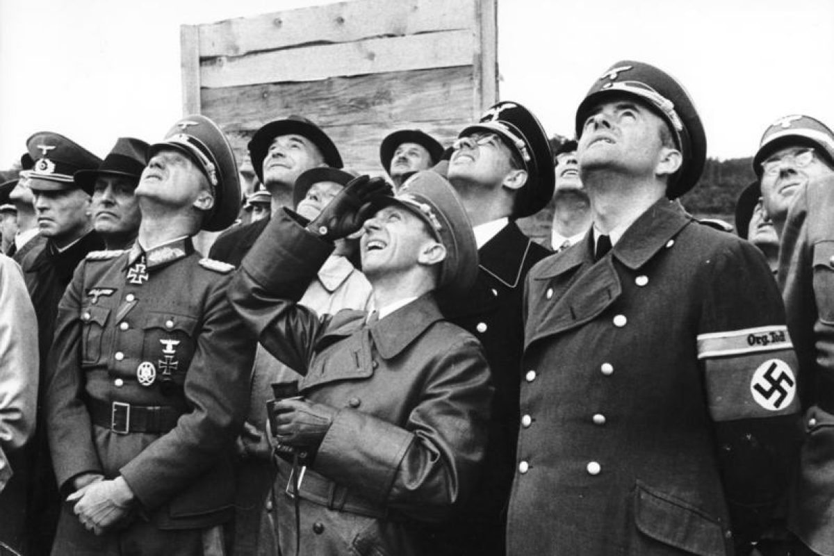 Offiziere und NS-Führer, u.a. Goebbels und Speer