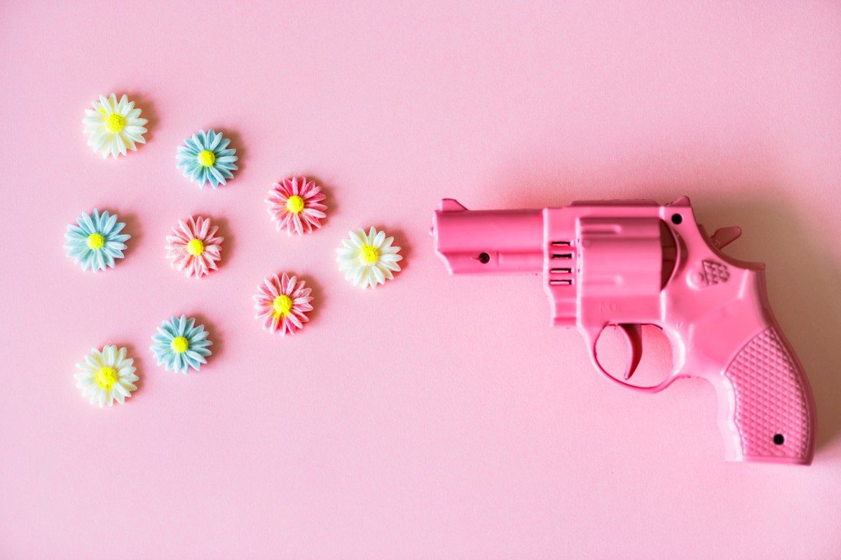 bright_close_up_colorful_colors_design_fake_flowers_gun-1553581